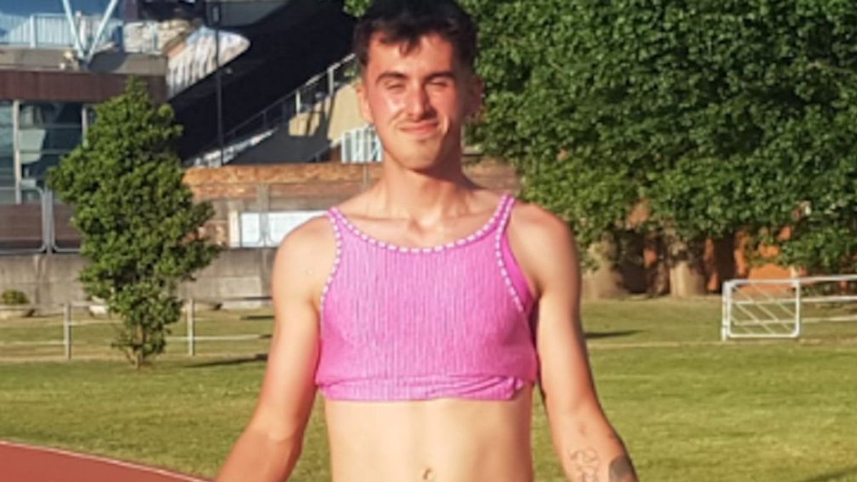 Erik Fernández con el top rosa que le prestó una compañera. Erik Fernández con el top rosa que le prestó una compañera.
