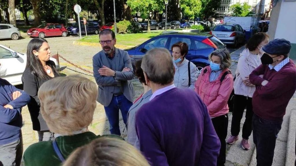 La concejal Eva Martínez y el alcalde de Ferrol, Ángel Mato, junto a mayores del municipio.
