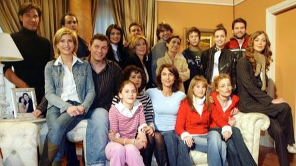 Luis Lorenzo (izquierda), con el reparto de 'Obsesión' (TVE)