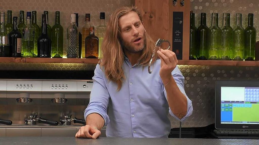Matías analiza el objeto fetiche de una soltera de ‘First Dates’: “Si no sabe divertirse con esto, no me vale”