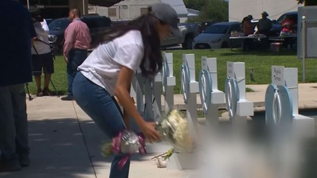 Meghan Markle ha visitado por sorpresa el memorial por las víctimas de la matanza de Uvalde