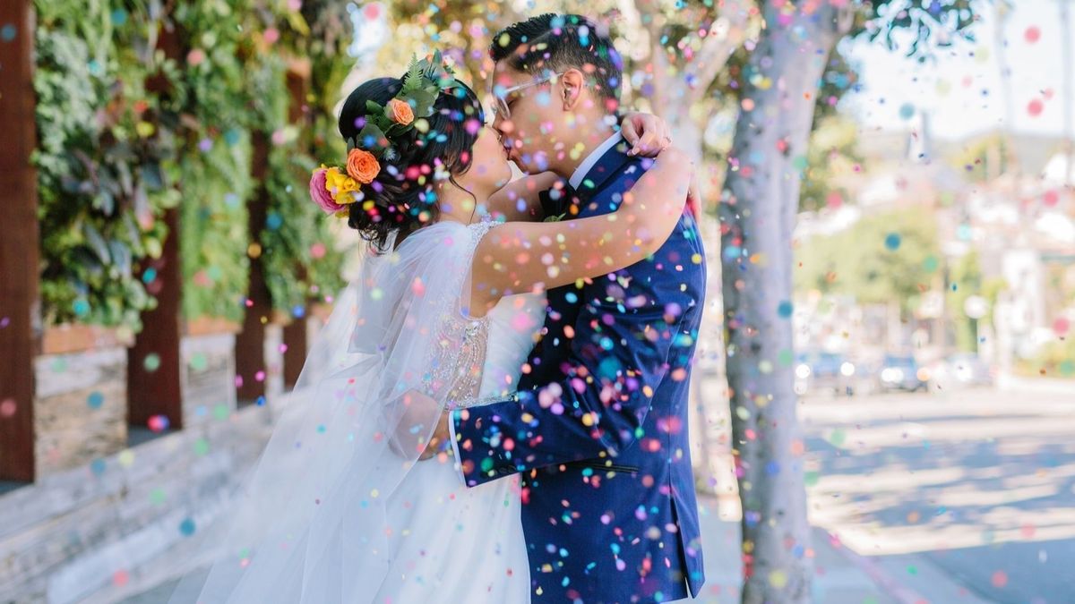 Pareja recién casada dándose un beso matrimonio boda Pareja recién casada dándose un beso matrimonio boda