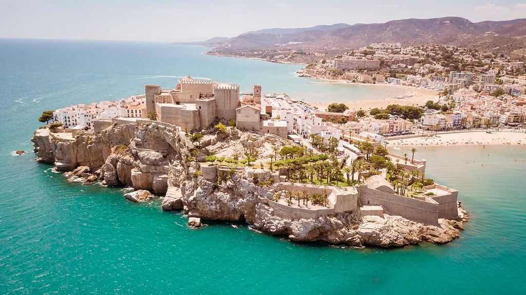 Peñíscola es uno de los pueblos más bonitos de la costa levantina.