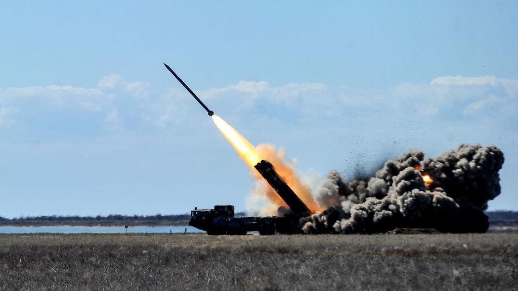 Sistema de lanzamiento múltiple de cohetes (MLRS) empleado en la guerra de Ucrania