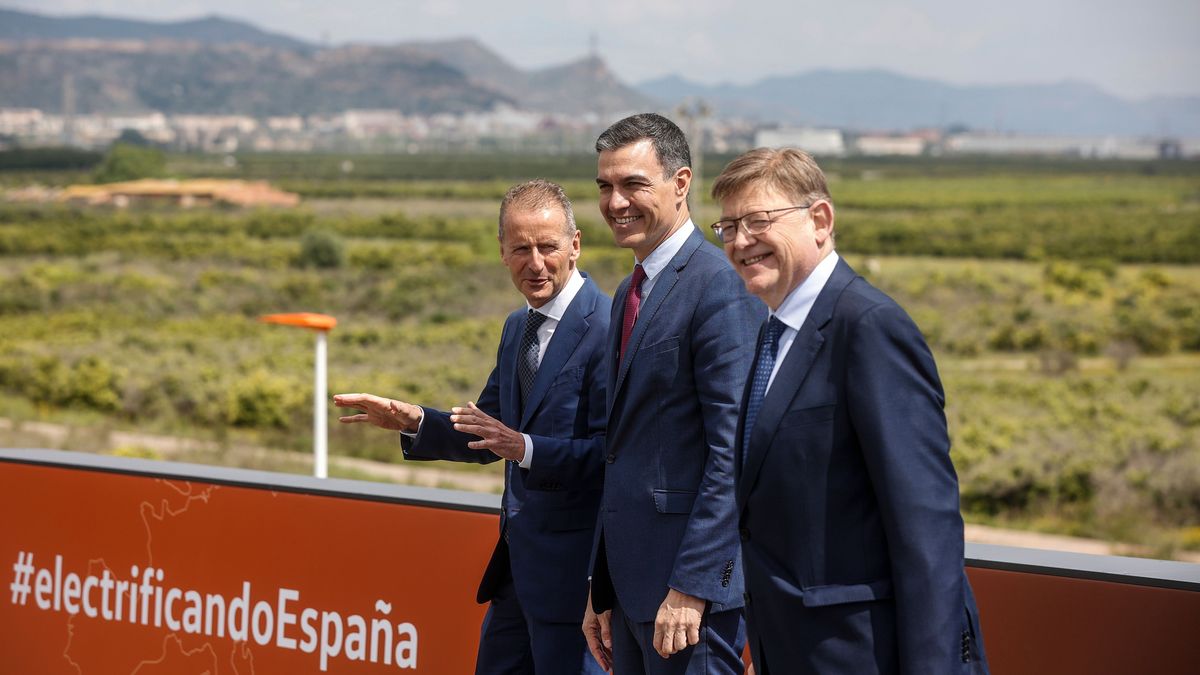 Ximo Puig, Pedro Sánchez y el director ejecutivo de Volkswagen