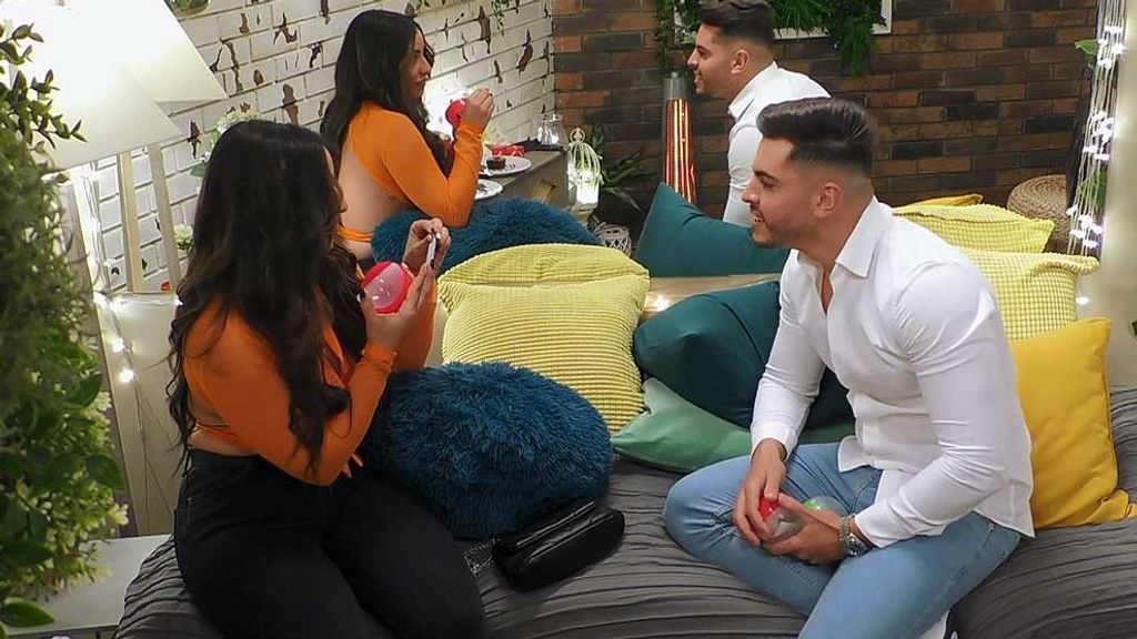 Yasmina y Achraf durante su cita en 'First Dates'