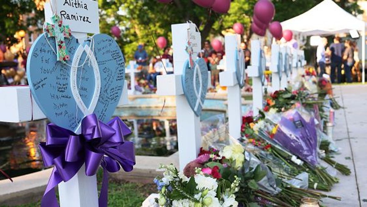 Cruces en recuerdo de los 19 niños y dos profesoras asesinadas en Uvalde