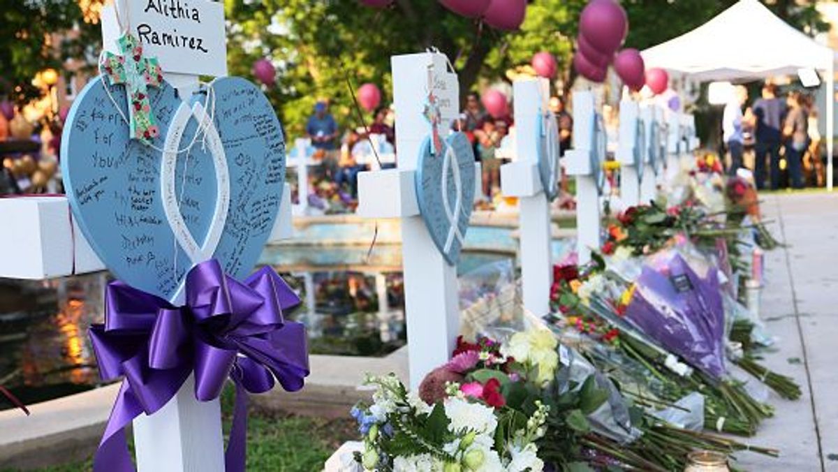 Cruces en recuerdo de los 19 niños y dos profesoras asesinadas en Uvalde Cruces en recuerdo de los 19 niños y dos profesoras asesinadas en Uvalde