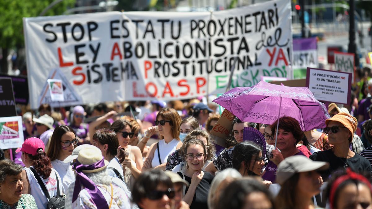 Feministas claman contra la prostitución en Madrid: "Estamos hartas de una sociedad llena de puteros y proxenetas"