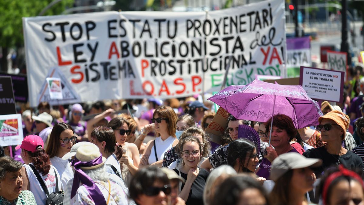 Feministas claman contra la prostitución en Madrid: "Estamos hartas de una sociedad llena de puteros y proxenetas" Feministas claman contra la prostitución en Madrid: "Estamos hartas de una sociedad llena de puteros y proxenetas"