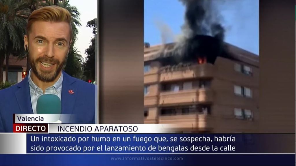 Incendio en una vivienda en Valencia por el disparo de unas bengalas desde la calle