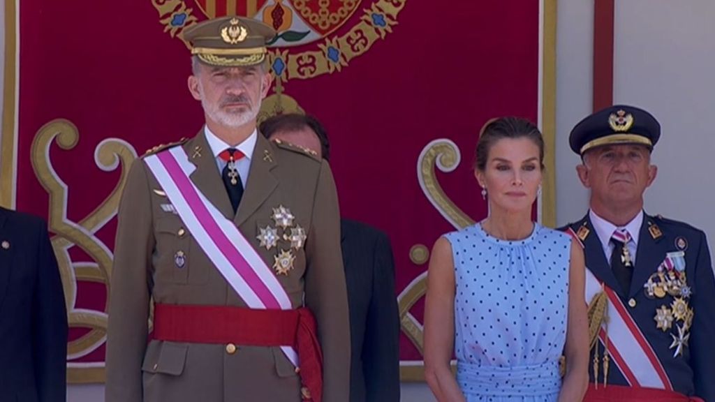 Los reyes presiden el desfile militar del Día de las Fuerzas Armadas en Huesca