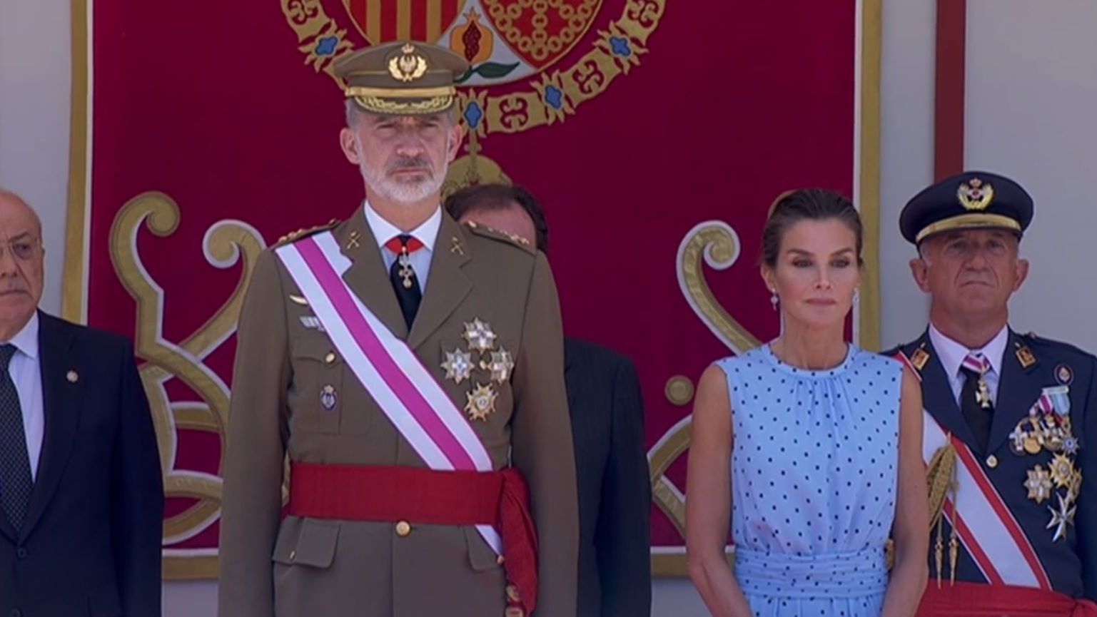 Los reyes presiden un multitudinario desfile por el Día de las Fuerzas Armadas en Huesca