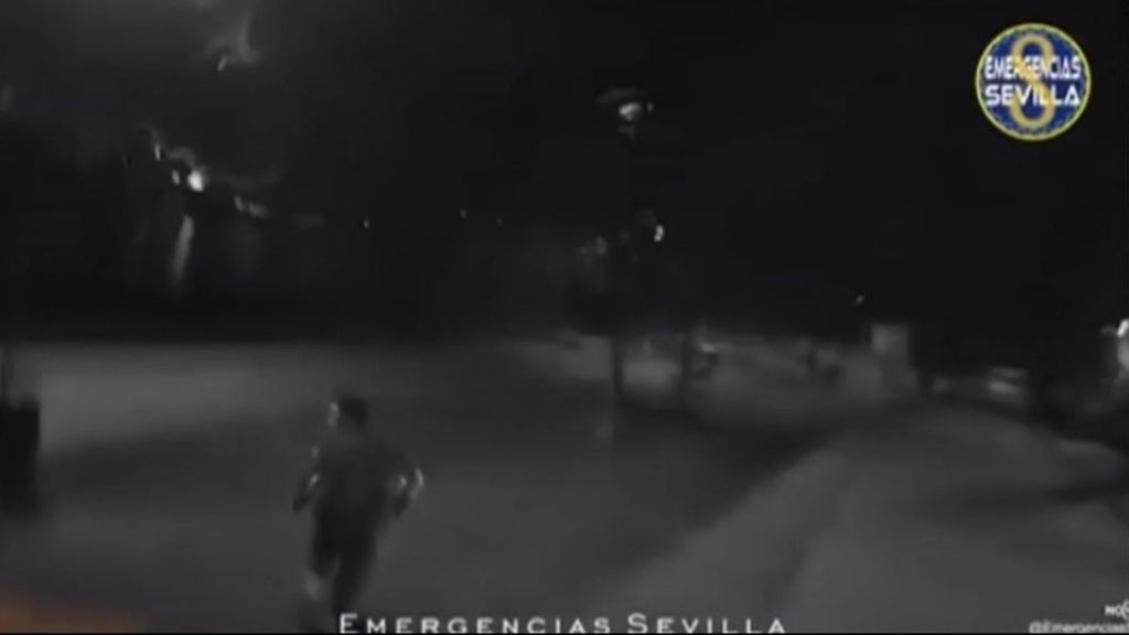 Una cámara corporal graba la detención de un joven que acuchilló y robó a un hombre en Sevilla