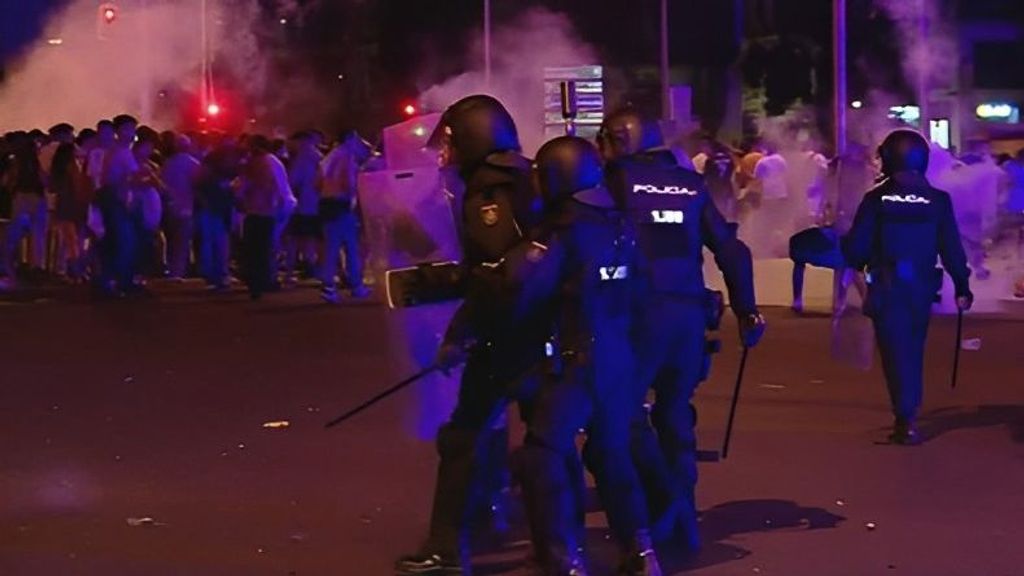 Enfrentamientos entre la Policía e hinchas del Real Madrid en Cibeles tras la victoria de la Champions