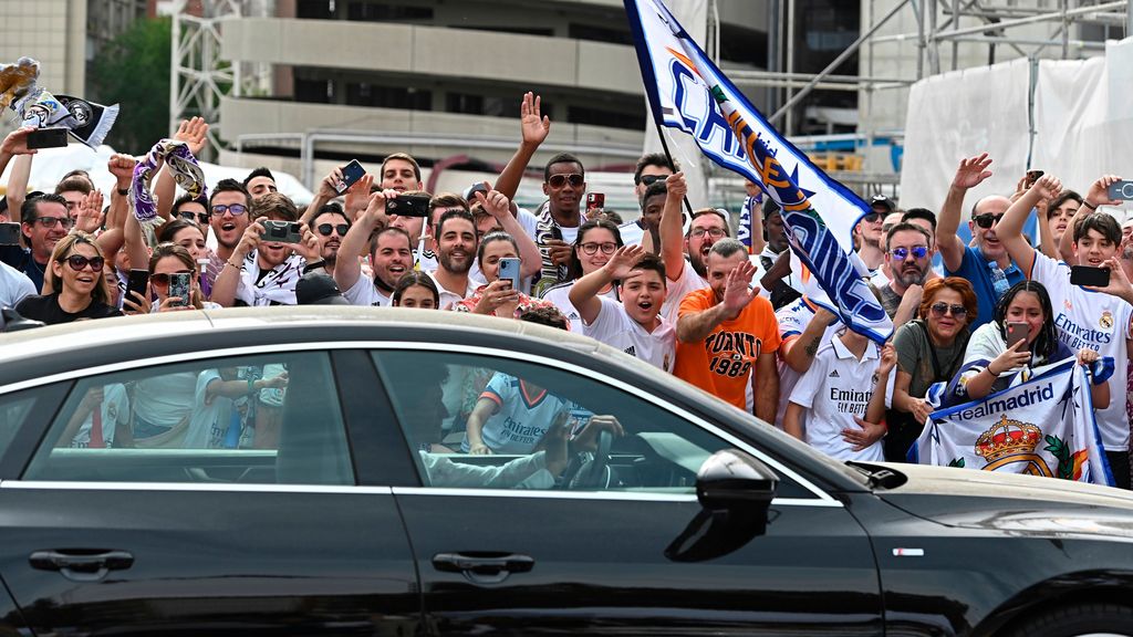 El Real Madrid celebra su decimocuarta Copa de Europa recorriendo la capital