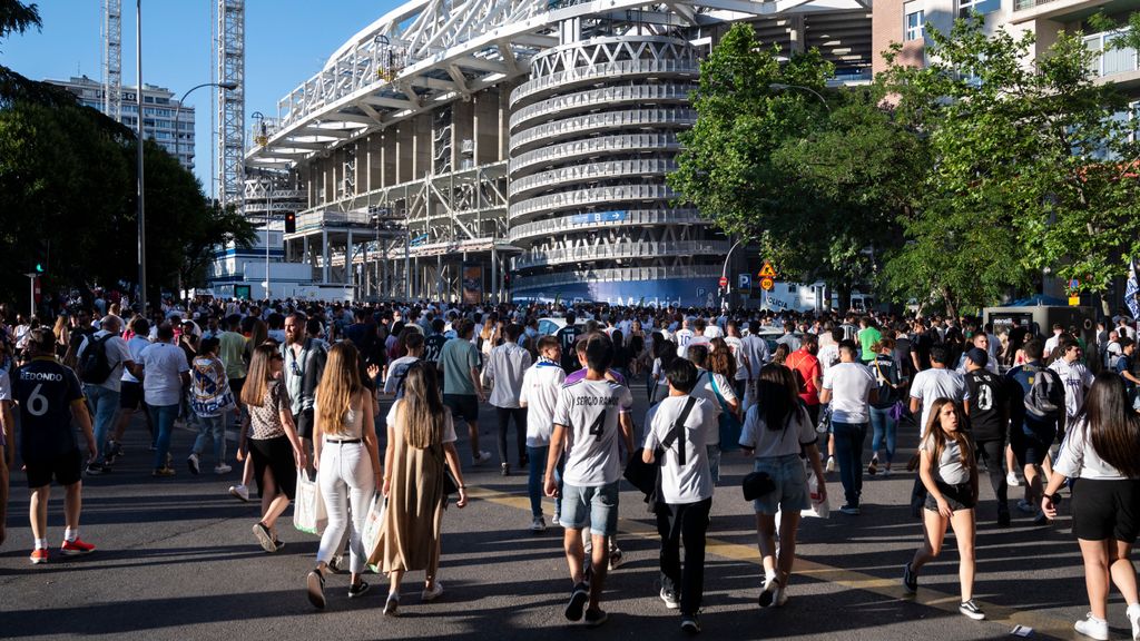EuropaPress 4484966 29 may 2022 spain madrid real madrid fans gather outside the santiago