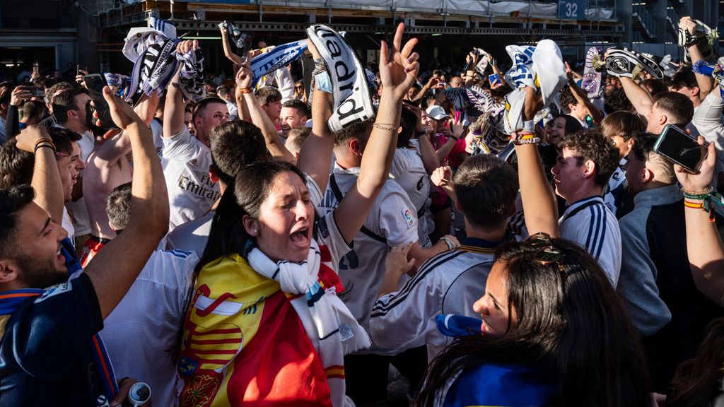 EuropaPress 4484967 29 may 2022 spain madrid real madrid fans gather outside the santiago