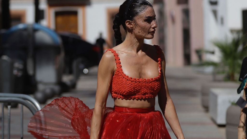 La influencer Madame de Rosa con un un cropped top de ganchillo rojo