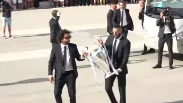 La Orejona llega entre vítores a la catedral de la Almudena