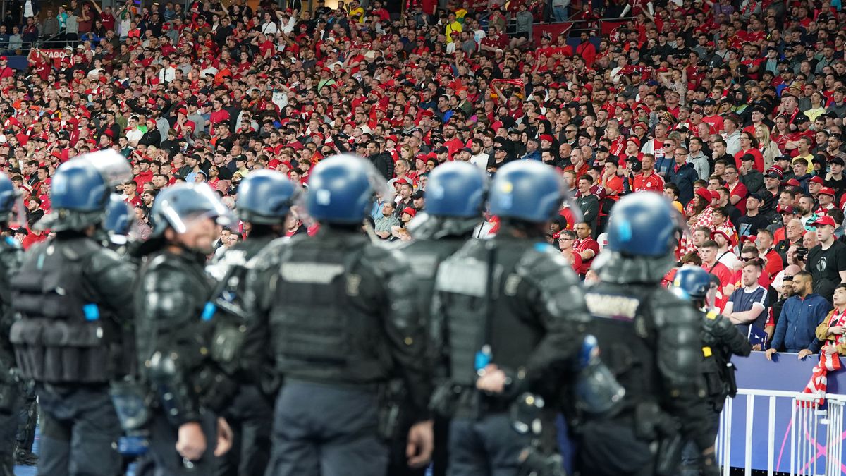 La policía antidisturbios francesa vigila a los aficionados del Liverpool