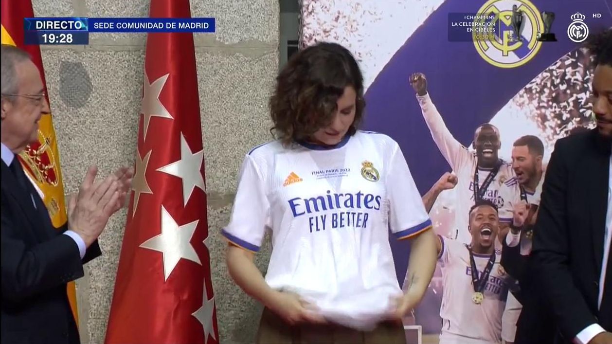 La presidenta de la Comunidad de Madrid, Isabel Díaz-Ayuso, recibe a la plantilla del Real Madrid