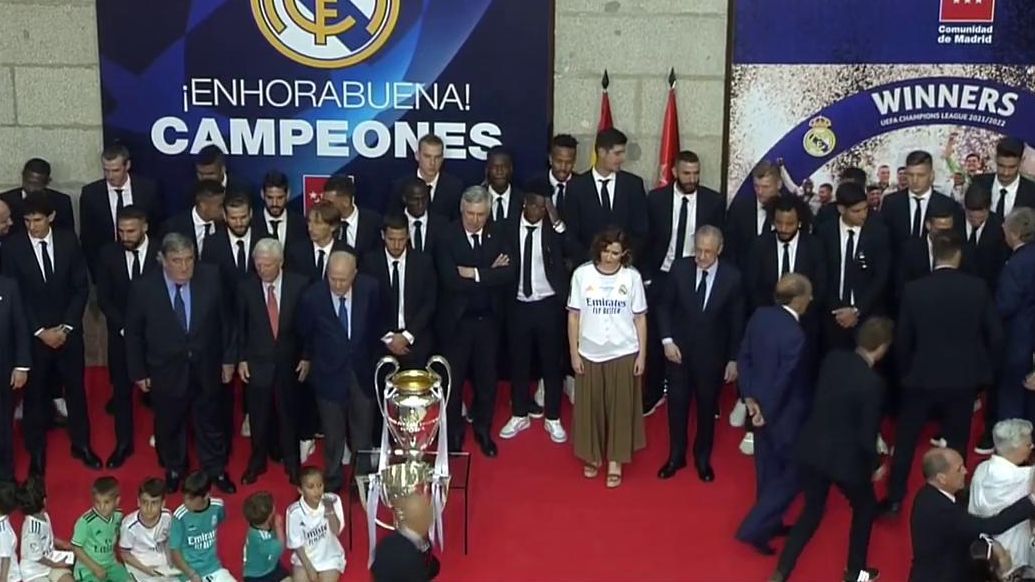 La presidenta de la Comunidad de Madrid, Isabel Díaz-Ayuso, recibe a la plantilla del Real Madrid