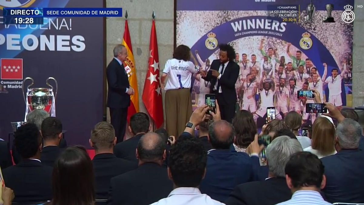 La presidenta de la Comunidad de Madrid, Isabel Díaz-Ayuso, recibe a la plantilla del Real Madrid