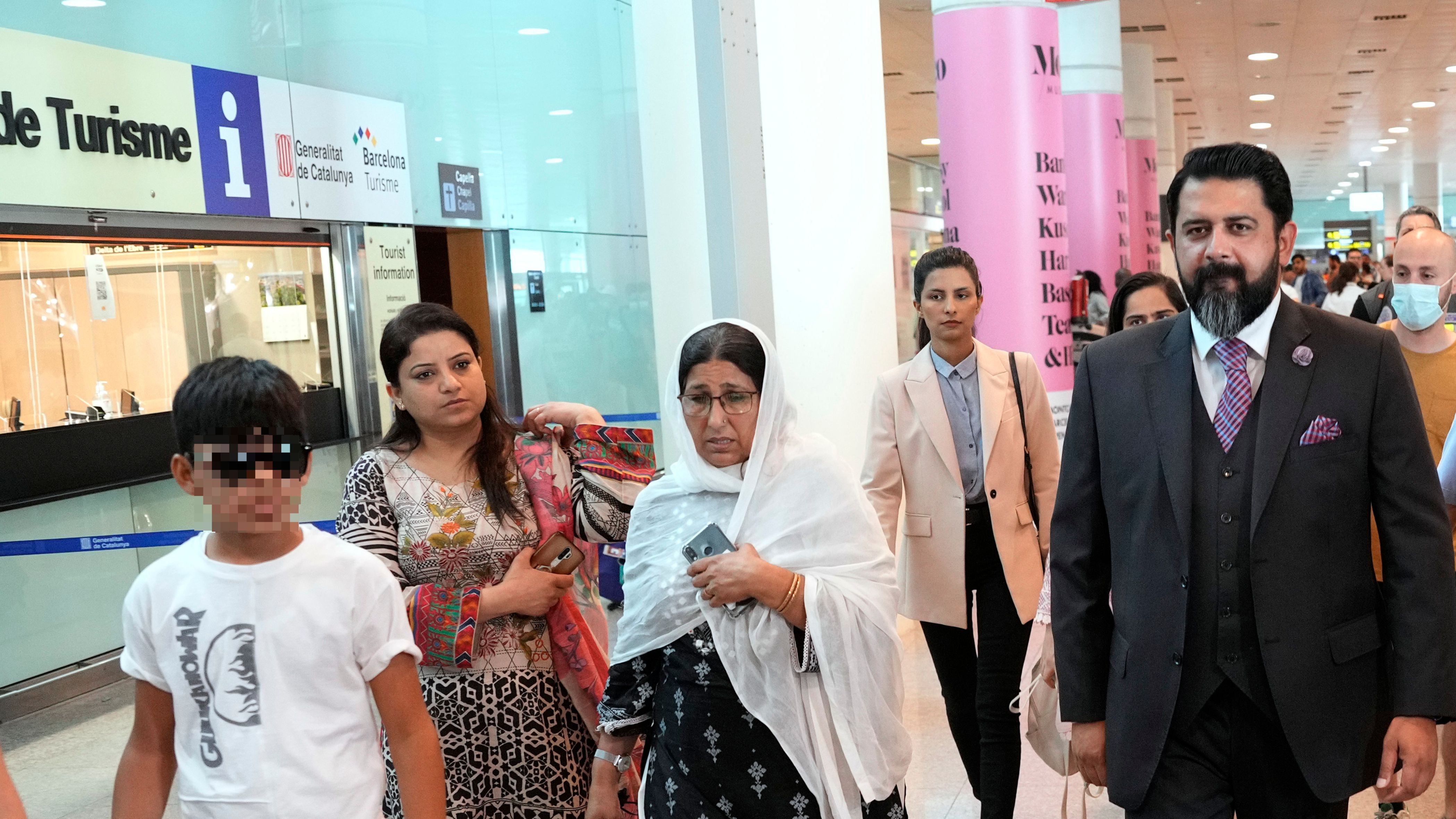 Llegan a Barcelona la madre y un hermano de hermanas paquistaníes asesinadas