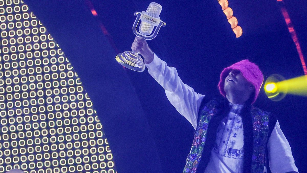 Los ganadores de Eurovisión con el trofeo Los ganadores de Eurovisión con el trofeo