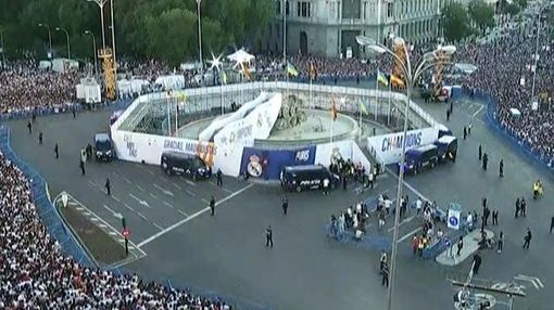 Los madridistas se concentran para festejar la decimocuarta Copa de Europa en La Cibeles