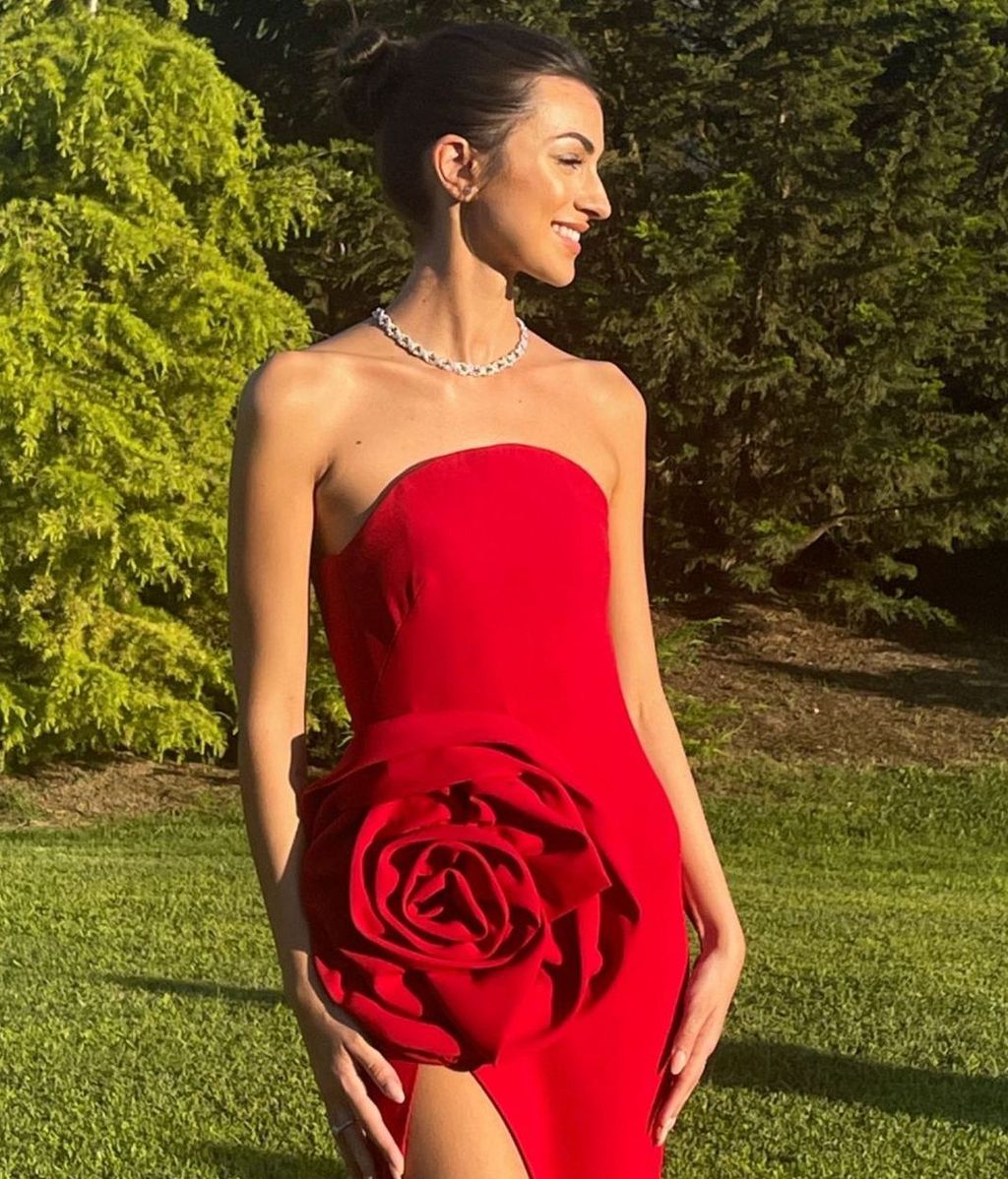 Mery Lozano, con un precioso vestido rojo palabra de honor con una flor destacada