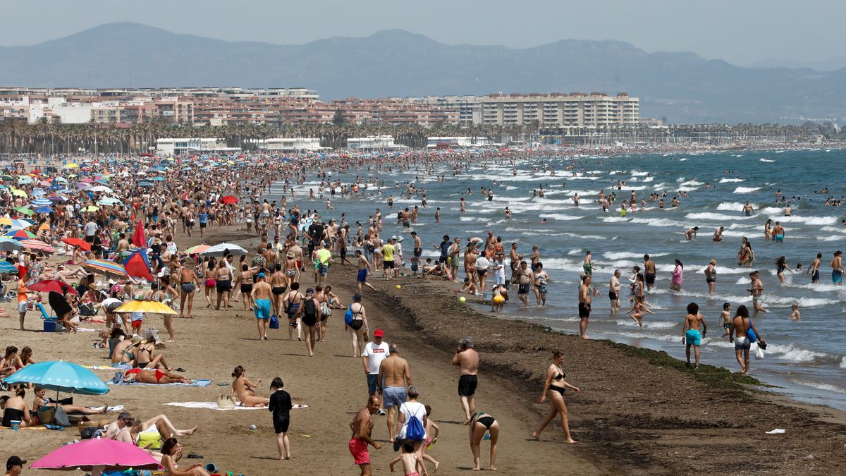 Miles de personas en las playas de Valencia Miles de personas en las playas de Valencia