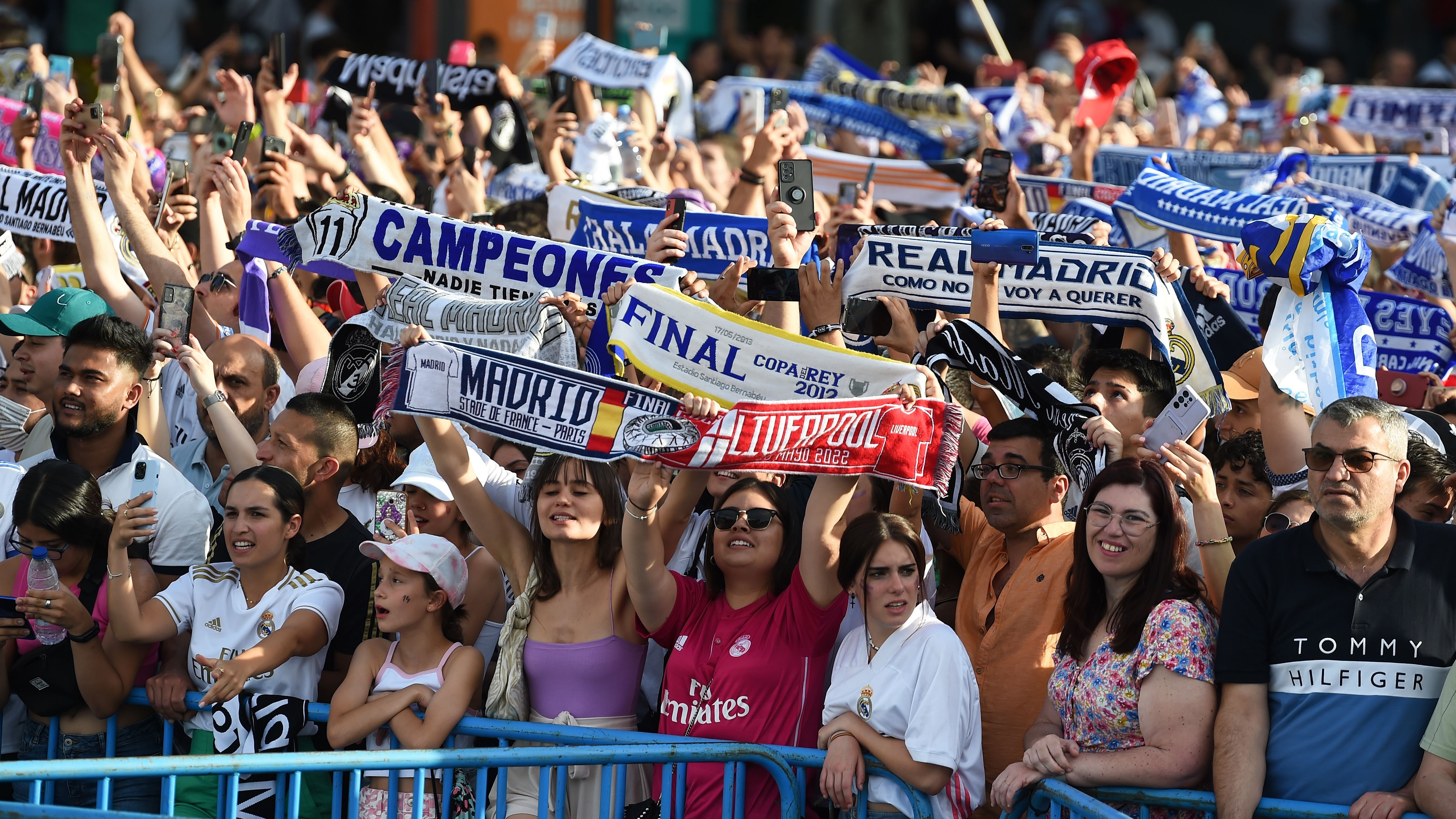 Miles de seguidores reciben al Real Madrid y su decimocuarta Copa de Europa
