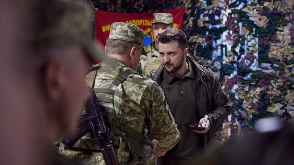 Volodímir Zelenski visita a los militares ucranianos en el frente de Járkov: "Siento un orgullo infinito"