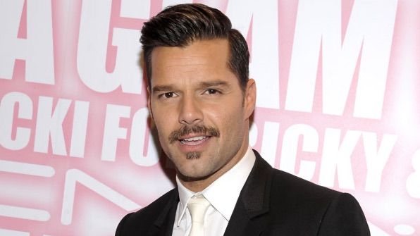 A Ricky Martin le queda especialmente bien el bigote.