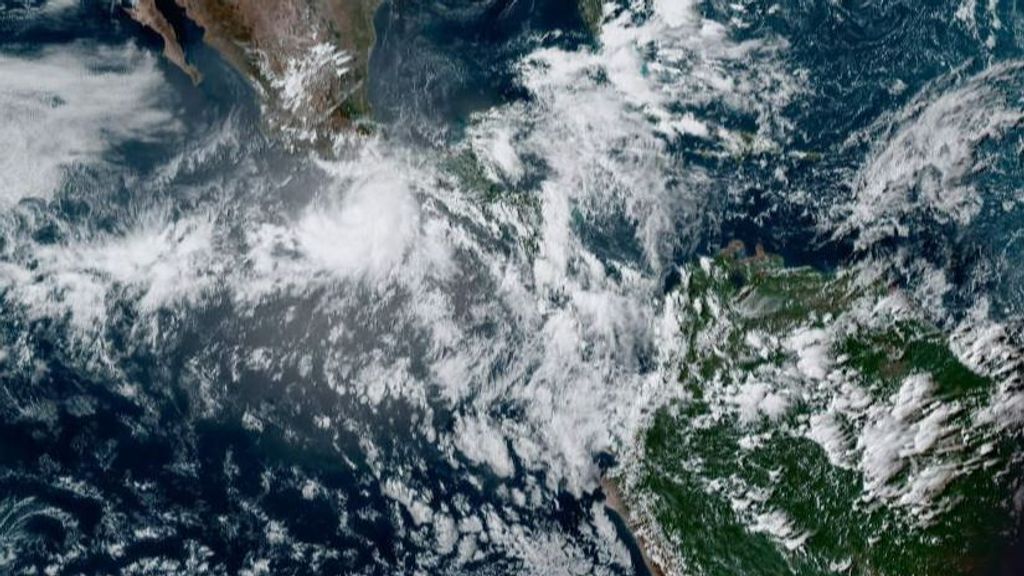 El huracán Agatha de categoría 2 amenaza México