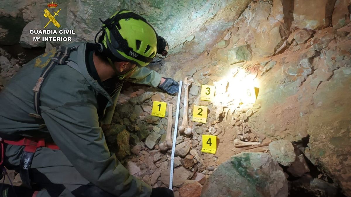 Hallan en el fondo de una cueva en Ibiza parte de un esqueleto que podría tener más de 30 años