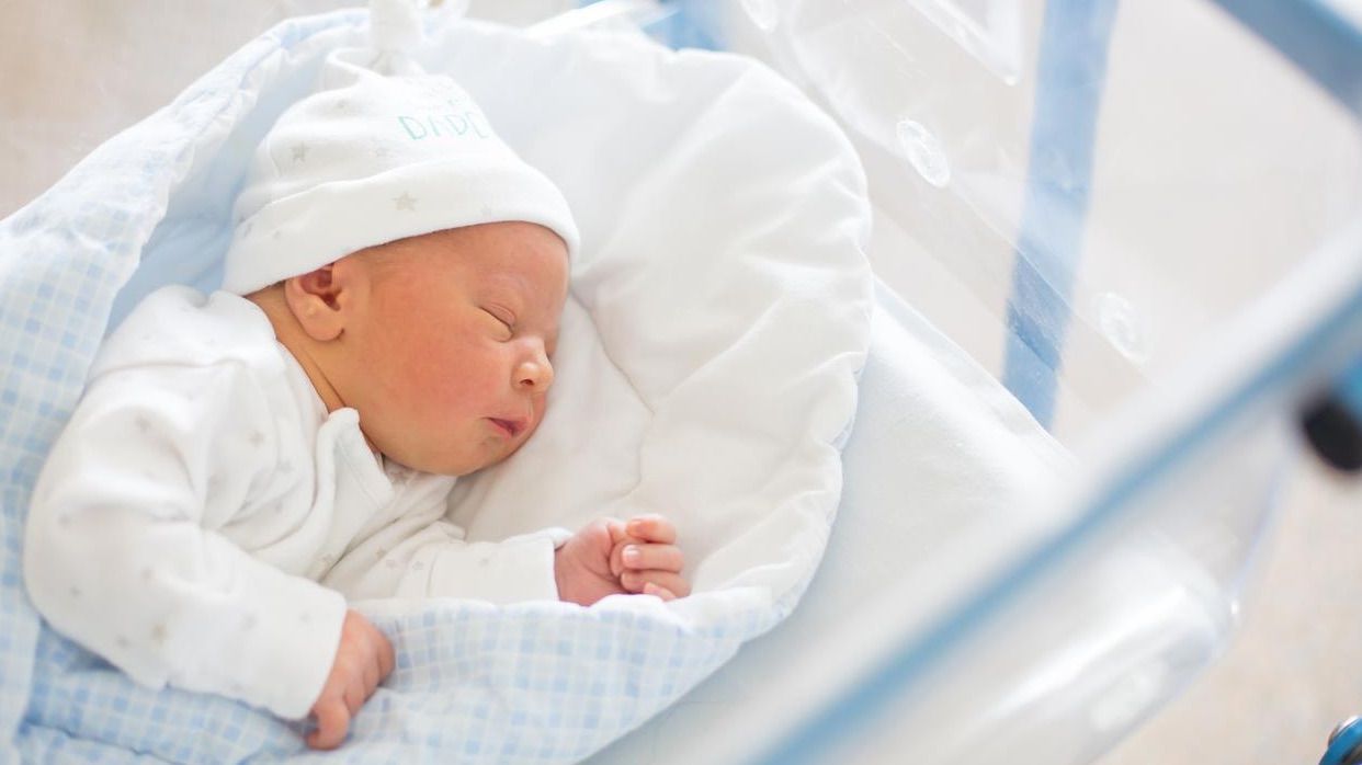 Pijama recién nacido niña, ideal para primeros días del hospital
