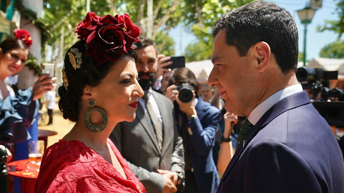 Macarena Olona charla con el presidente de la Junta, Juanma Moreno, en la pasada Feria de Sevilla Macarena Olona charla con el presidente de la Junta, Juanma Moreno, en la pasada Feria de Sevilla