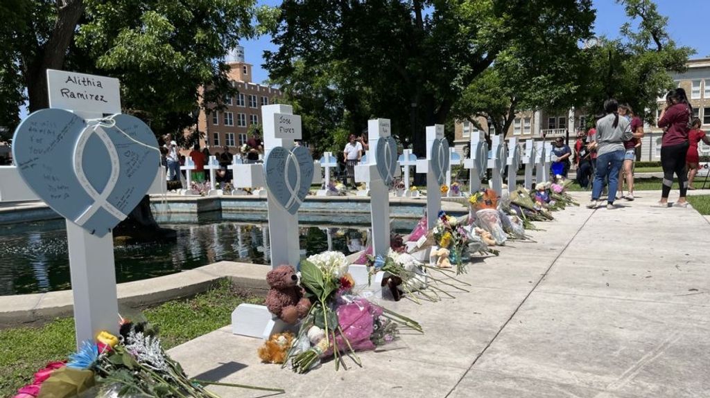 Personas visitan el santuario por las 21 víctimas mortales de la matanza en la escuela de Texas