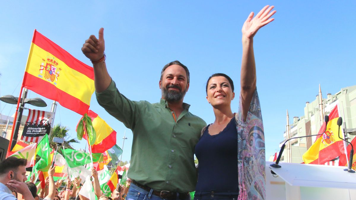 Santiago Abascal y Macarena Olona ayer de precampaña en Almería Santiago Abascal y Macarena Olona ayer de precampaña en Almería