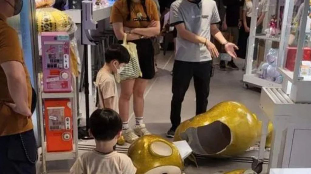 Un niño tuvo que pagar 4 mil dólares por romper una figura de una tienda y luego fue hallado inocente