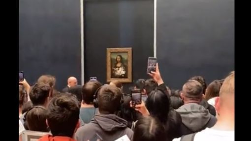 Un visitante del Louvre lanza una tarda a ‘La Gioconda’