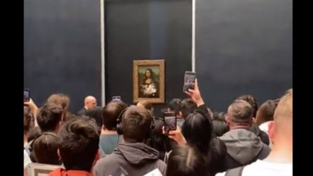 Un visitante del Louvre lanza una tarta a ‘La Gioconda’