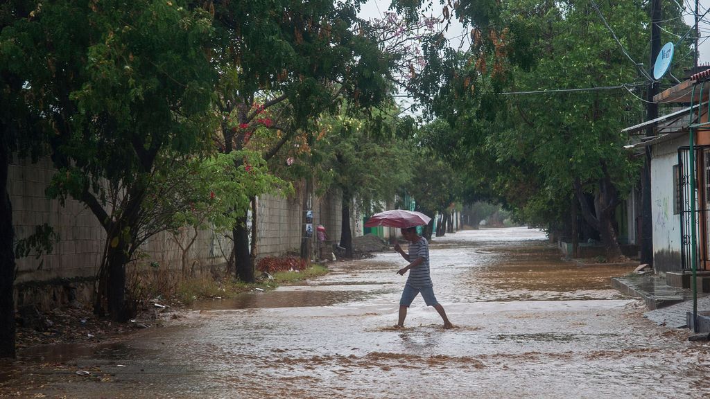 Ágatha toca tierra como huracán categoría 2 en el estado mexicano de Oaxaca
