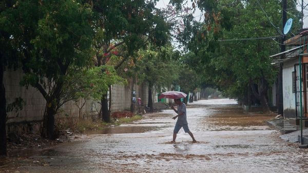 Agatha Toca Tierra En México Como Huracán De Categoría 2 0857