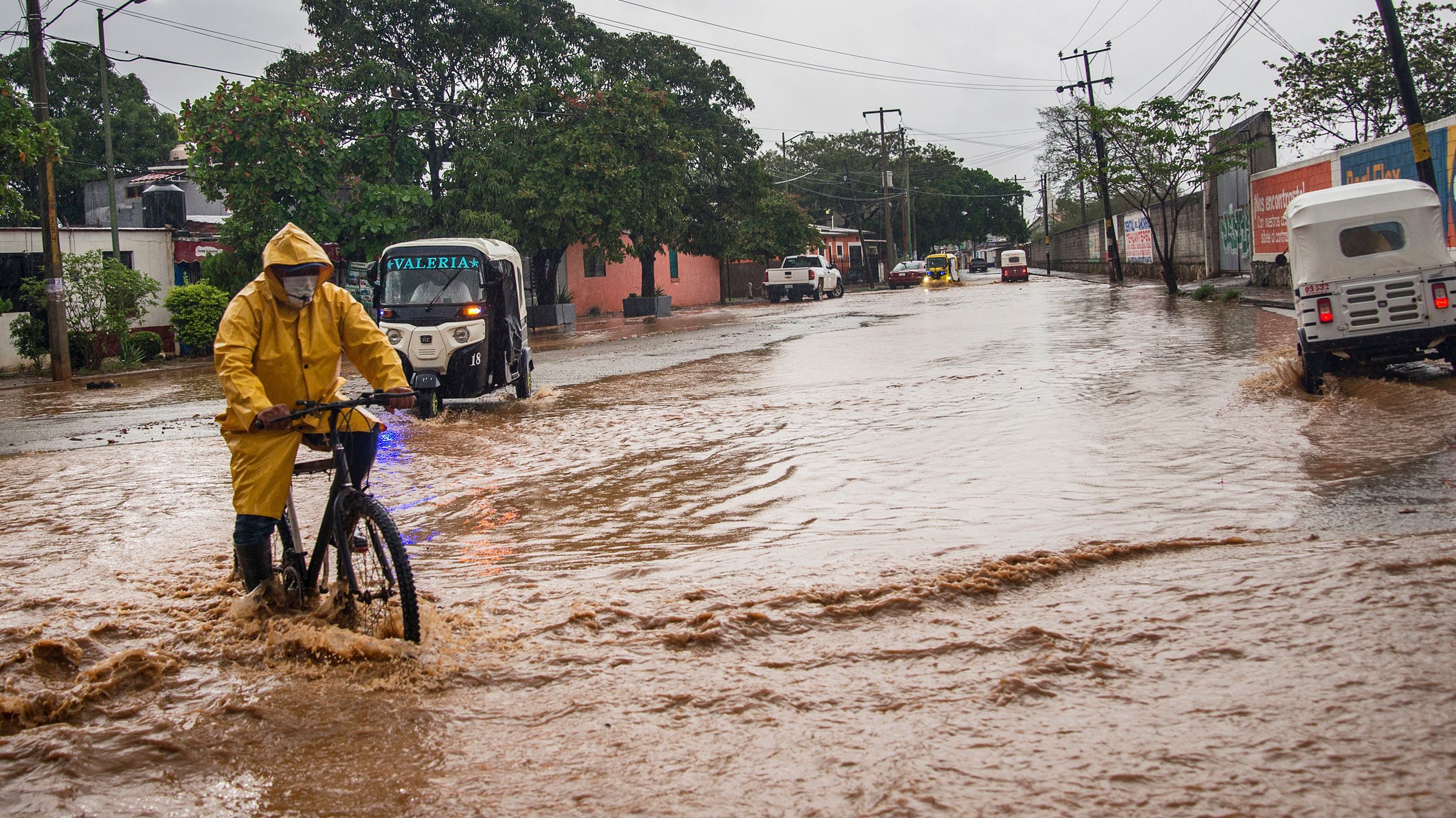 Ágatha toca tierra como huracán categoría 2 en el estado mexicano de Oaxaca