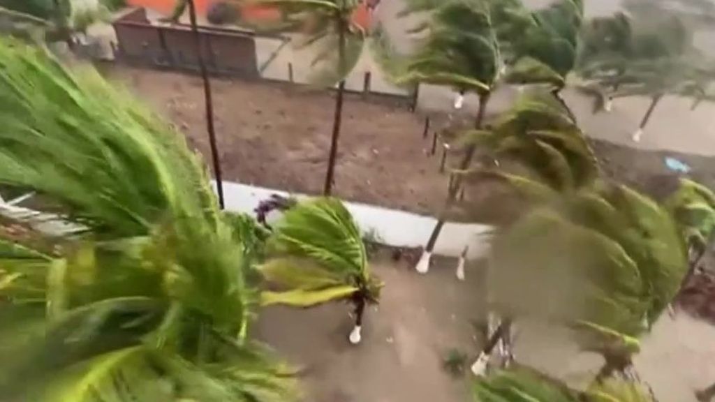 Agatha toca tierra en México como huracán de categoría 2