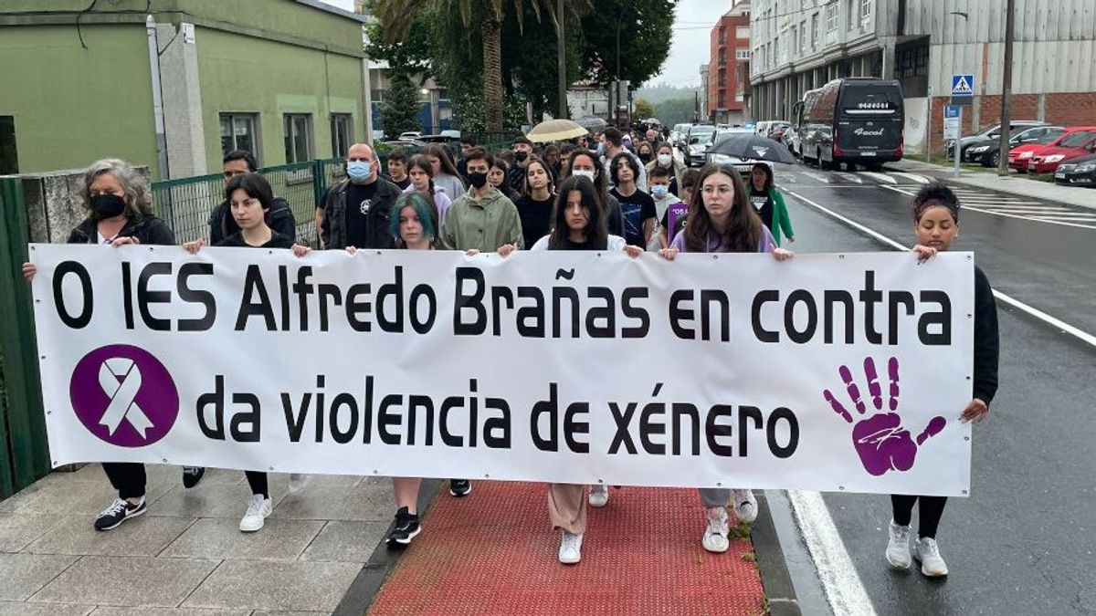 Alumnos del IES Alfredo Brañas durante la marcha silenciosa de protesta. Alumnos del IES Alfredo Brañas durante la marcha silenciosa de protesta.